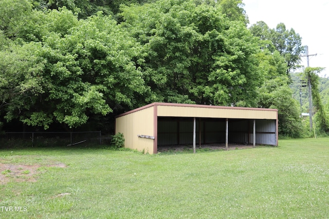 view of yard featuring an outdoor structure