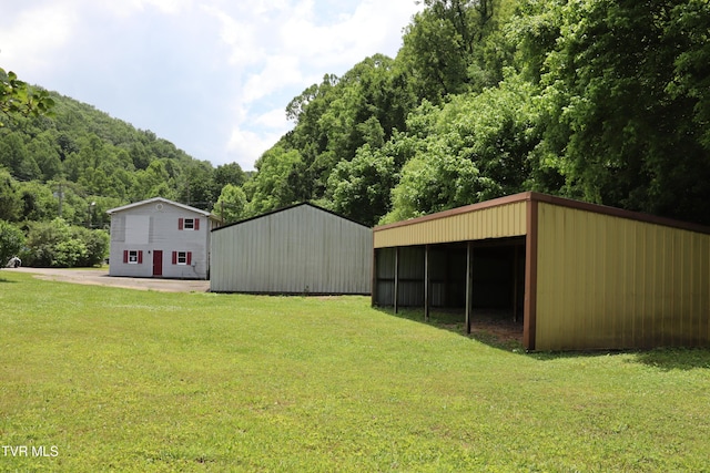 view of yard with an outdoor structure