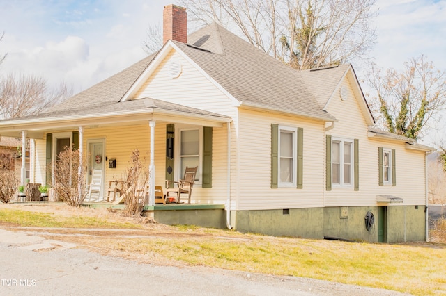 view of front of home with a front yard and covered porch