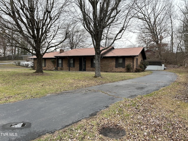 single story home with a front lawn