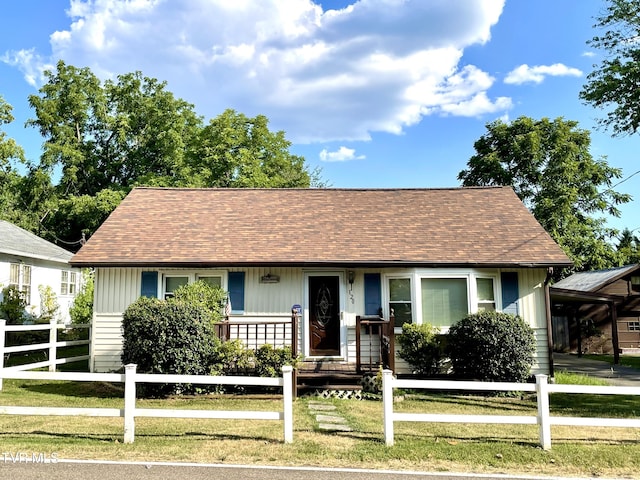 view of front facade featuring a front yard