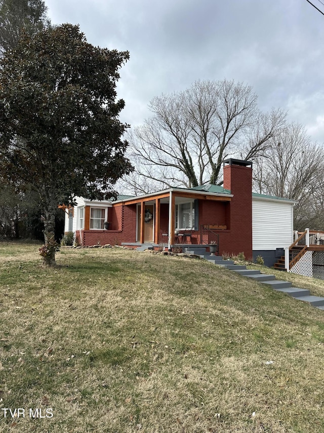 view of front of home featuring a front lawn and covered porch