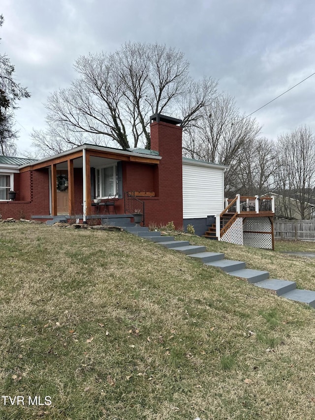 view of front of house with a front lawn