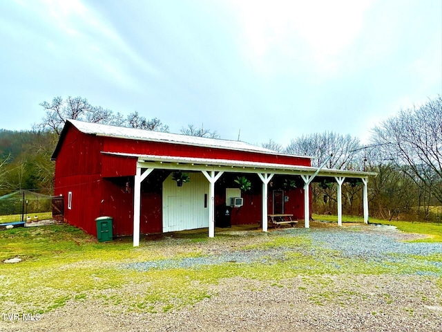 view of outdoor structure featuring an outdoor structure