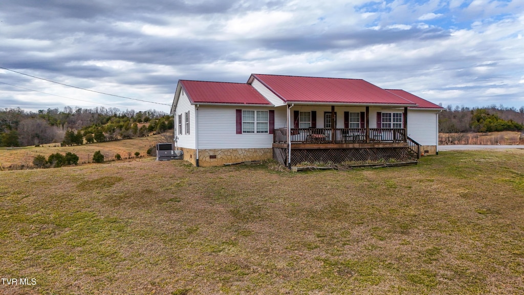 view of front of house featuring a porch and a front yard