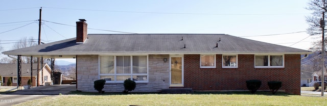 view of front of house with a front yard