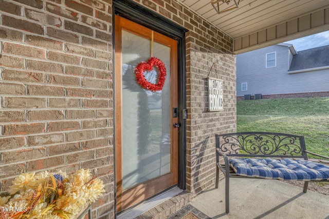 entrance to property featuring a porch