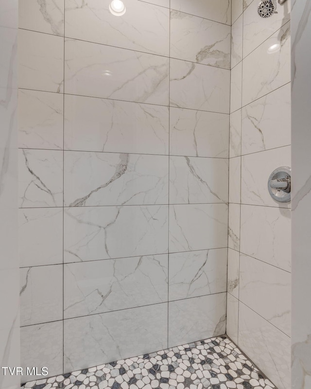 bathroom featuring a tile shower