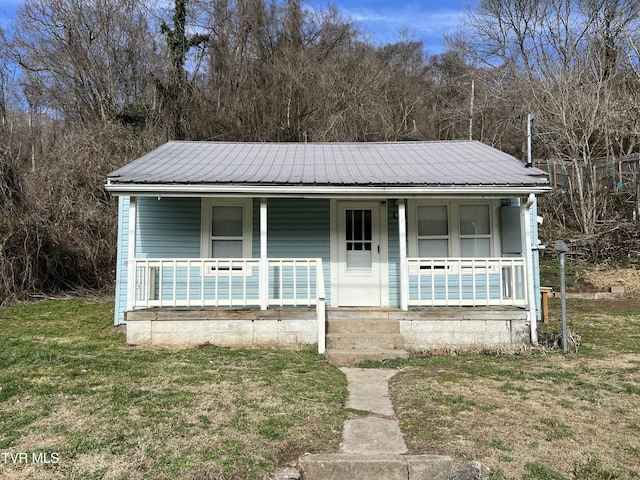 bungalow-style house featuring a front lawn and covered porch