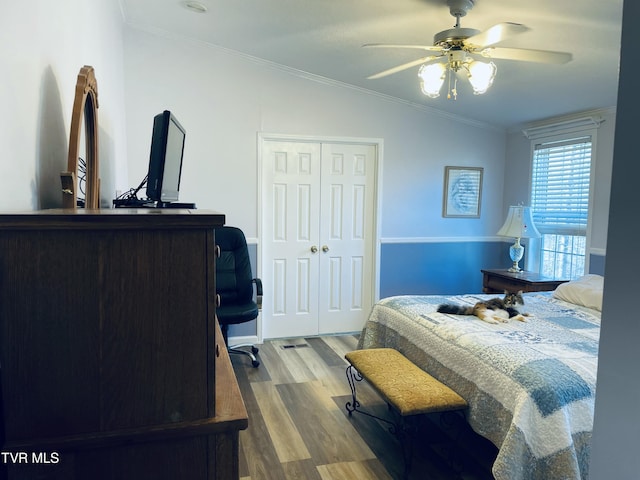 800 Buffalo Ridge Rd, Big Stone Gap, VA 24219 - bedroom with wood-type flooring, lofted ceiling, ceiling fan, crown molding, and a closet