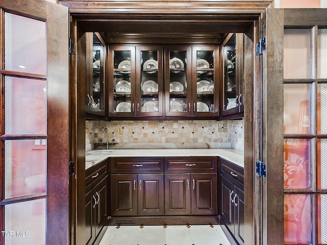 400 Bancroft Chapel Rd, Kingsport, TN 37660 - bar area featuring decorative backsplash