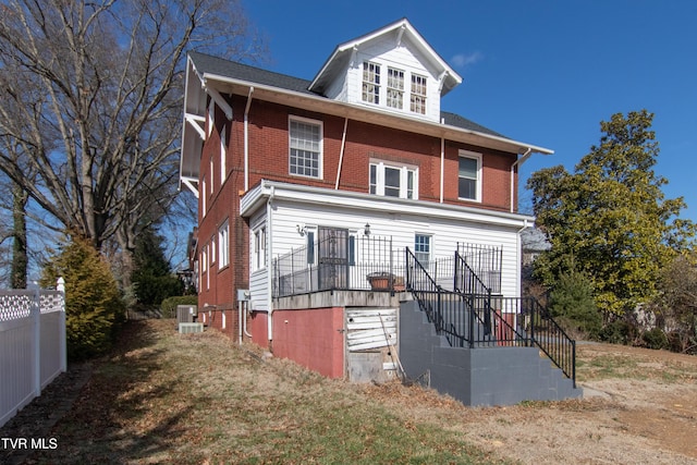 view of front of house featuring a front lawn