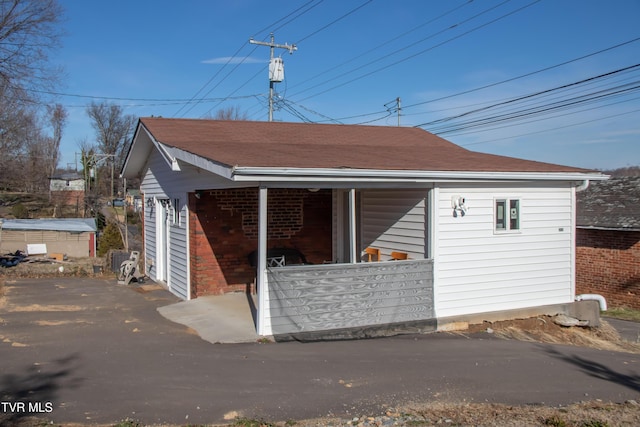 rear view of house featuring an outbuilding