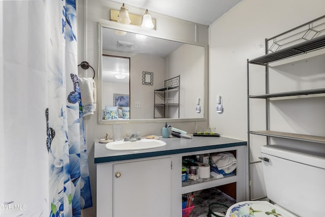 full bathroom featuring toilet, curtained shower, visible vents, and vanity