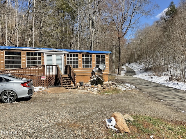 manufactured / mobile home with driveway