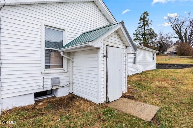 view of side of property featuring a lawn