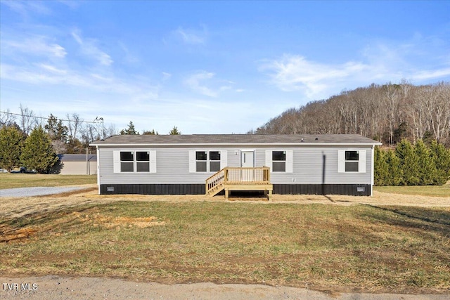 manufactured / mobile home featuring a front lawn