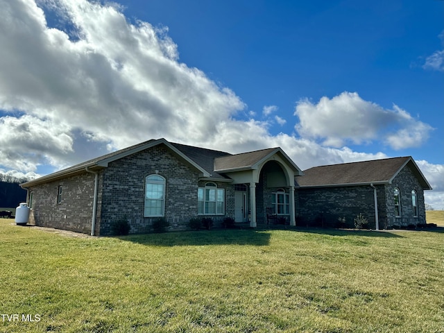 single story home featuring a front lawn