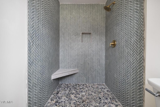 bathroom featuring tiled shower