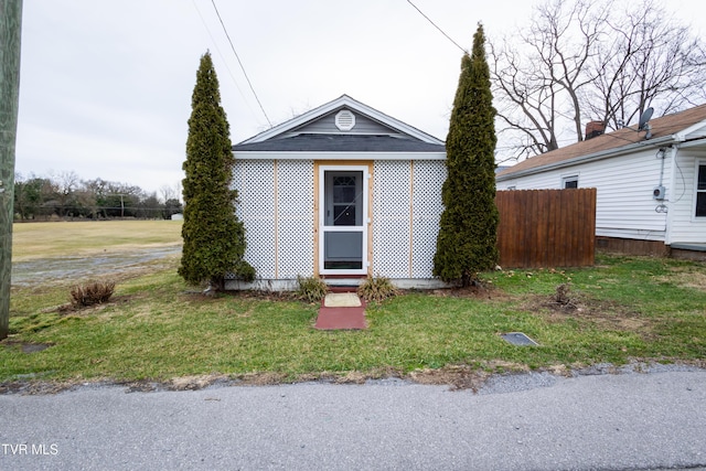 view of front facade featuring a front lawn