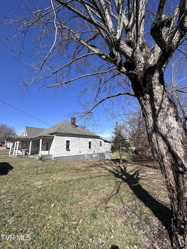 view of side of property featuring a lawn