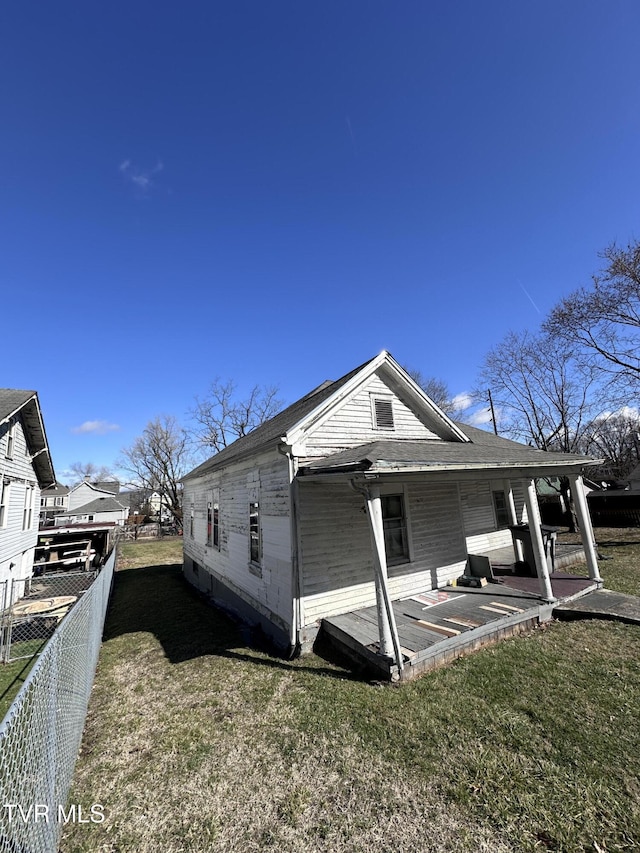 view of side of property featuring a lawn