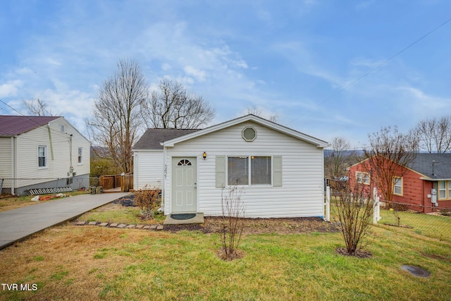 view of front of house featuring a front yard