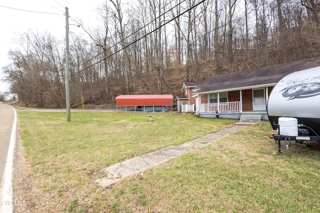 view of front of home featuring a carport, a front lawn, and a porch