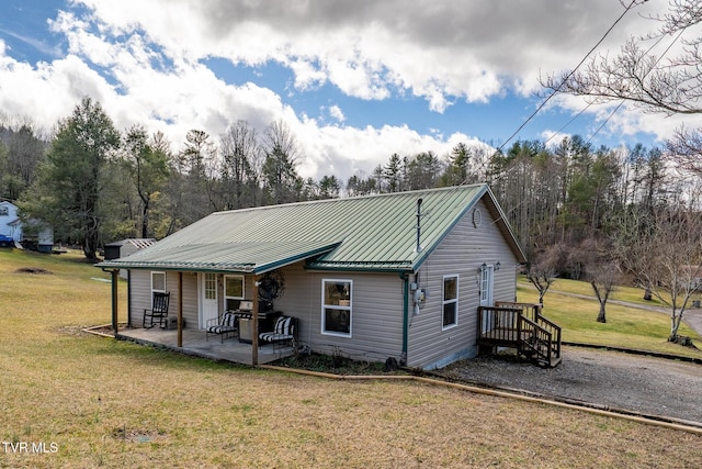 view of front of home with a patio and a front lawn