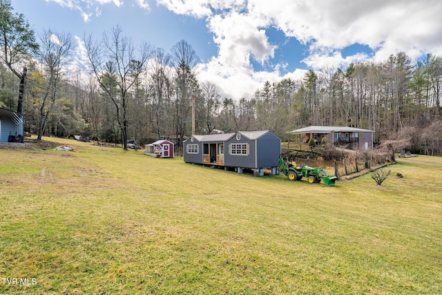 view of yard with an outdoor structure