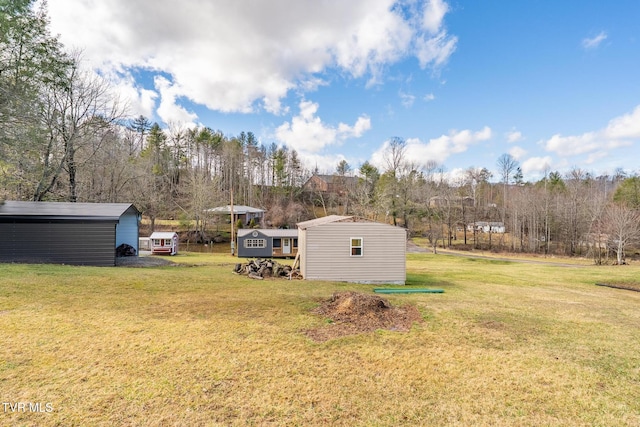 view of yard featuring an outdoor structure