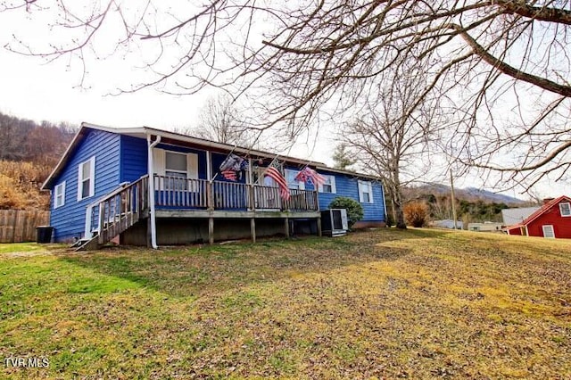 view of front of property featuring a front yard