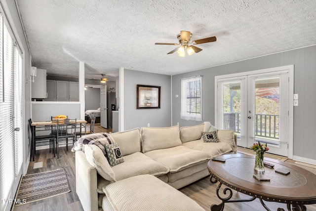 10955 Middle Wallens Creek Rd, Jonesville, VA 24263 - living area featuring a textured ceiling, wood finished floors, and ceiling fan