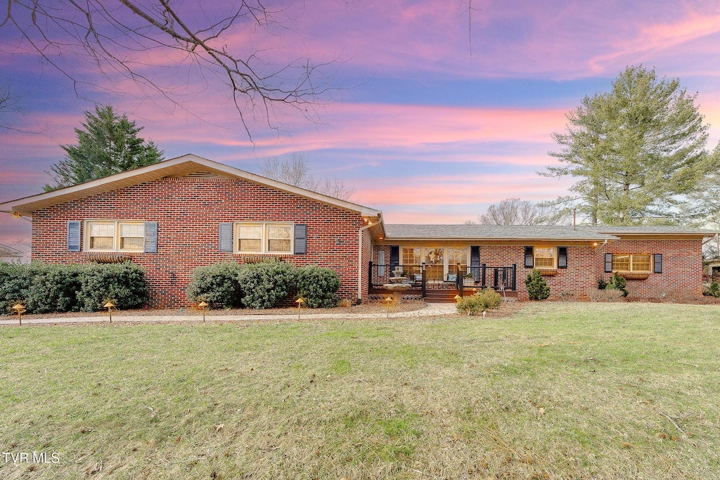 single story home with a yard