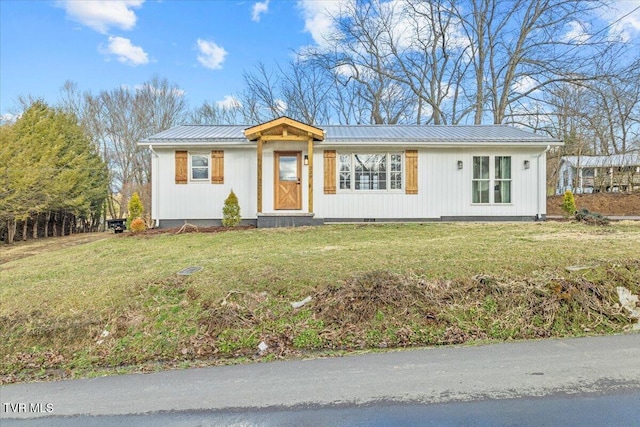 view of front of property with a front yard