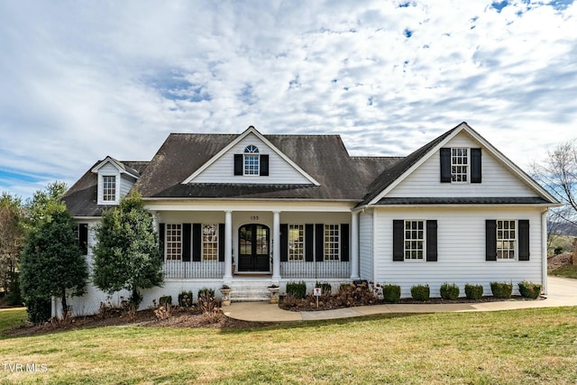 view of front of property featuring a front yard and covered porch