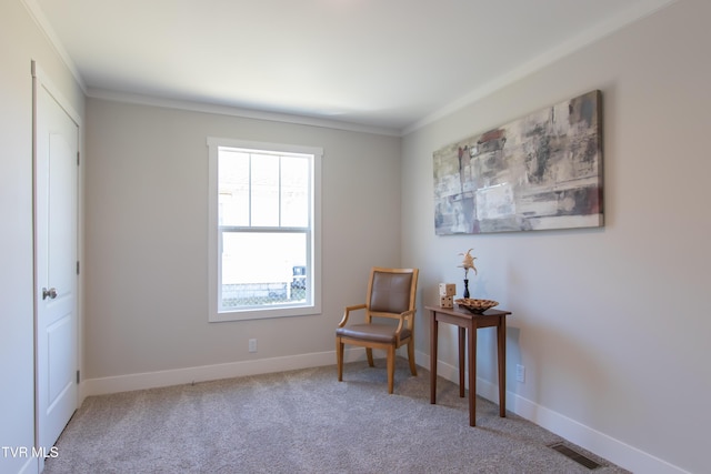 living area with baseboards, visible vents, carpet flooring, and ornamental molding