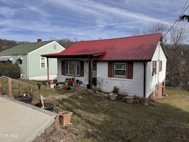 view of front of house featuring a front yard