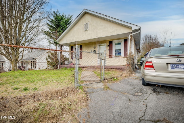 view of front of house with covered porch and a front lawn