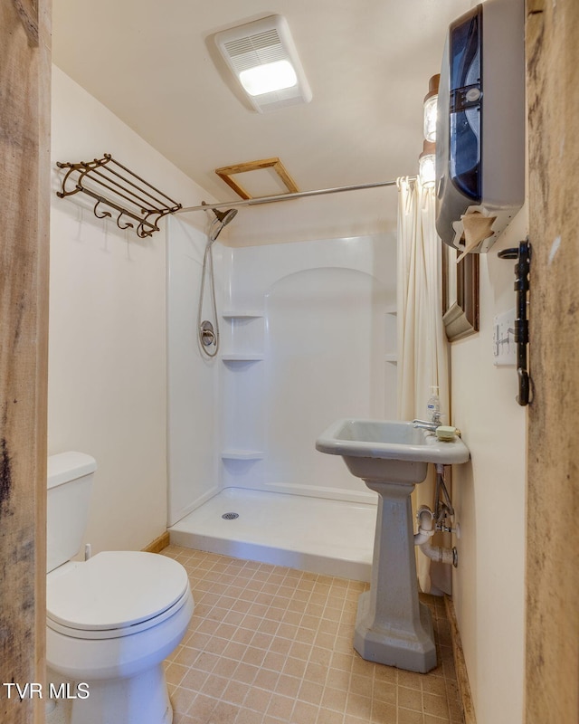 full bathroom featuring curtained shower, visible vents, and toilet