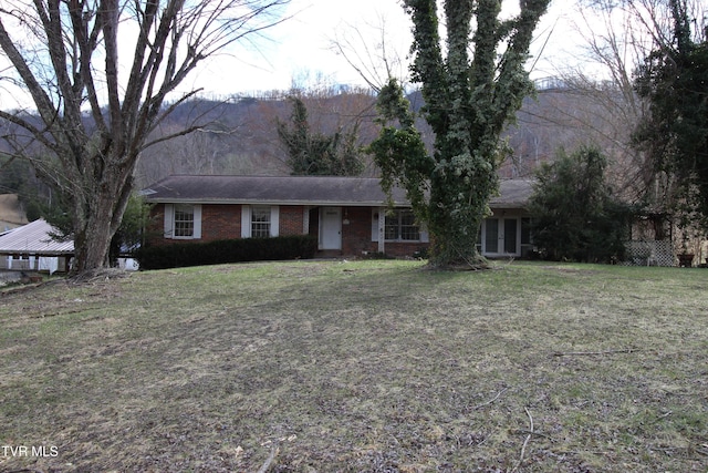 single story home with a front lawn