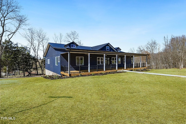 country-style home featuring metal roof, a front lawn, and a porch