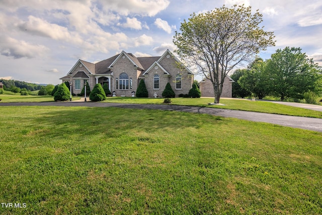 view of front of house featuring driveway and a front lawn