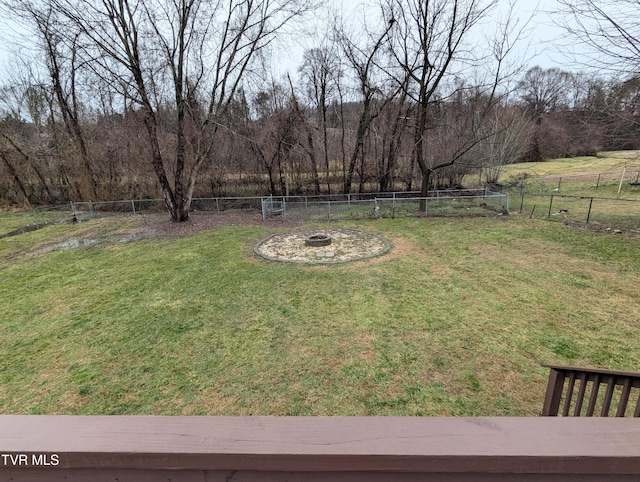 view of yard featuring a rural view