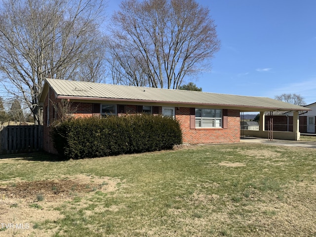 view of front of property featuring a carport and a front yard