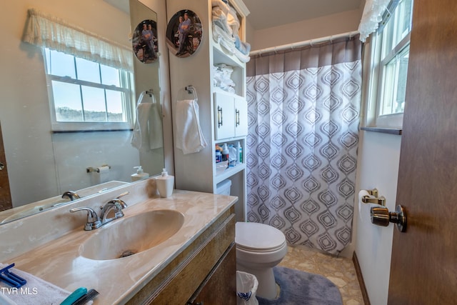 full bath with a shower with shower curtain, vanity, and toilet