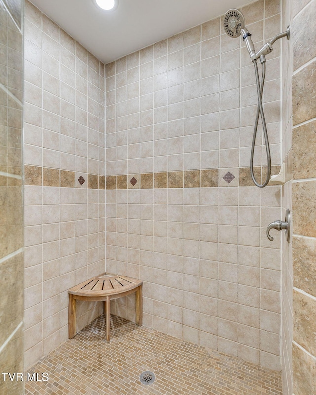 full bathroom featuring tiled shower