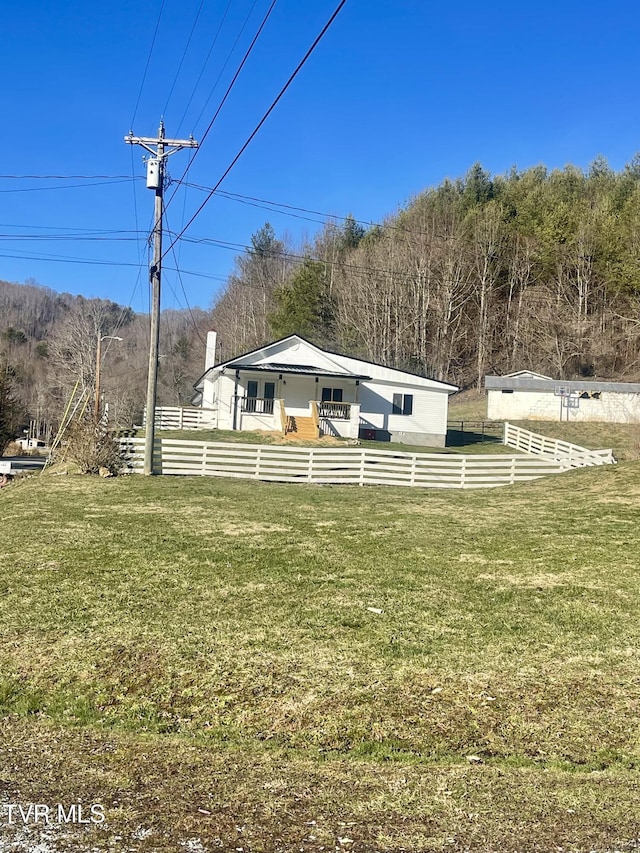 view of front facade featuring a front yard