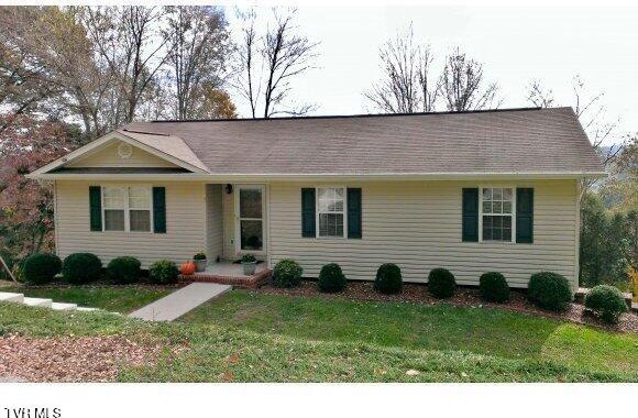 single story home with a front lawn