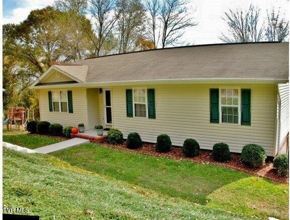 single story home with a front lawn